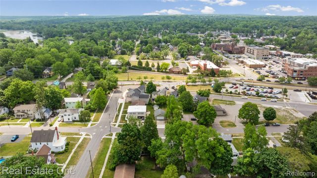 225 1st Street, Fenton, MI 48430