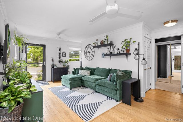 225 1st Street, Fenton, MI 48430