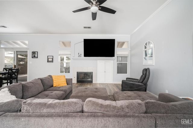 8112 Falls Court, Bakersfield, CA 93312