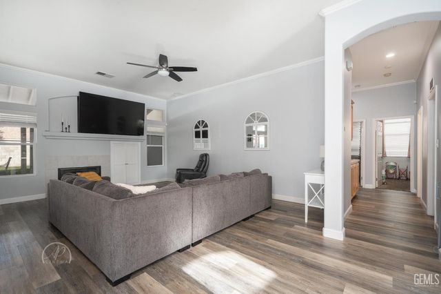 8112 Falls Court, Bakersfield, CA 93312