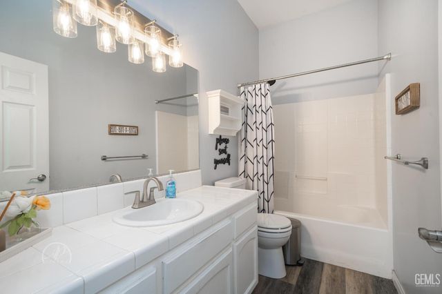 8112 Falls Court, Bakersfield, CA 93312
