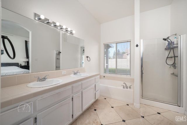 8112 Falls Court, Bakersfield, CA 93312