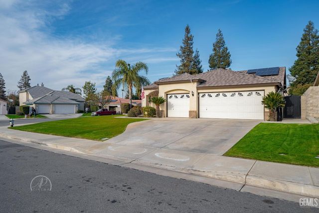 8112 Falls Court, Bakersfield, CA 93312