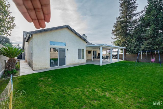 8112 Falls Court, Bakersfield, CA 93312
