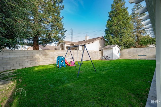 8112 Falls Court, Bakersfield, CA 93312