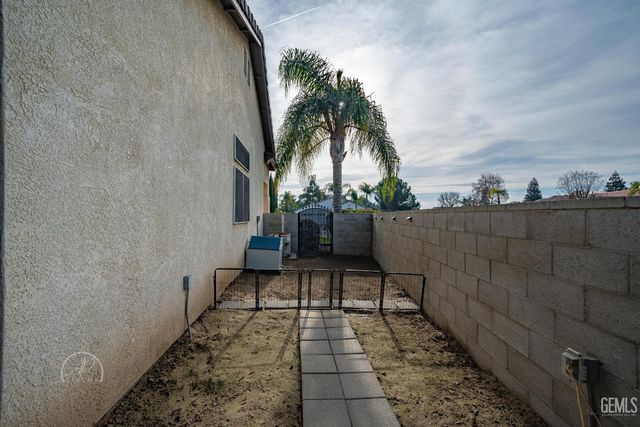 8112 Falls Court, Bakersfield, CA 93312