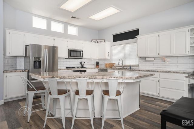 8112 Falls Court, Bakersfield, CA 93312