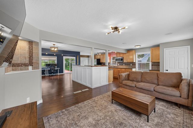 211 92nd Avenue NE, Blaine, MN 55434