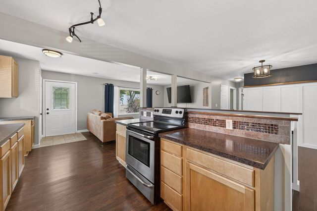 211 92nd Avenue NE, Blaine, MN 55434