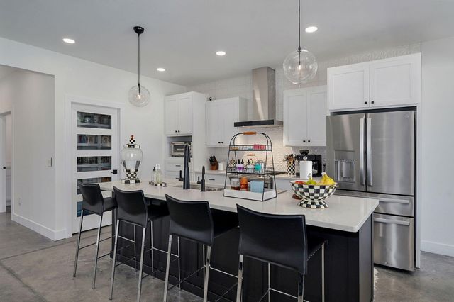 1527 N Edgemont Circle, Springfield, MO 65802