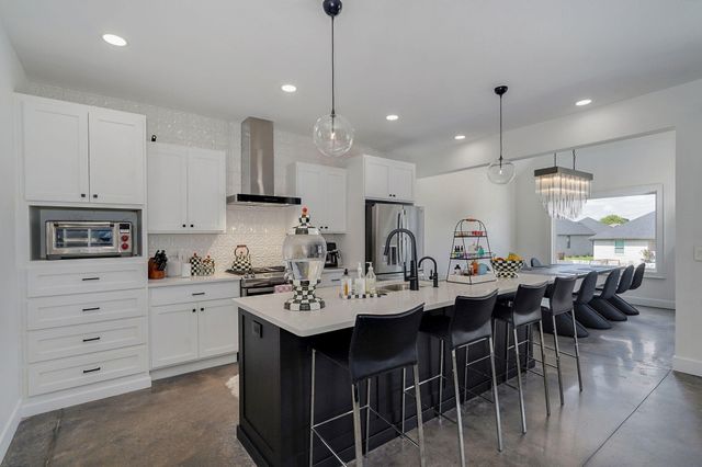 1527 N Edgemont Circle, Springfield, MO 65802