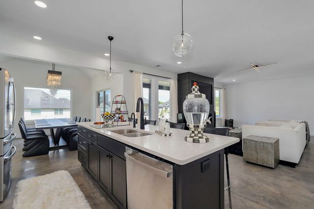 1527 N Edgemont Circle, Springfield, MO 65802