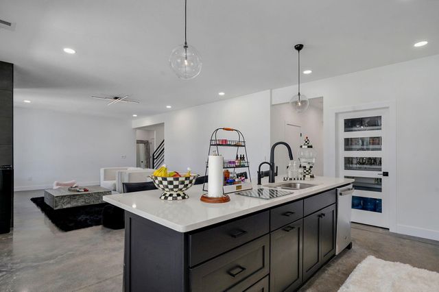 1527 N Edgemont Circle, Springfield, MO 65802