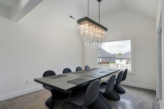 1527 N Edgemont Circle, Springfield, MO 65802