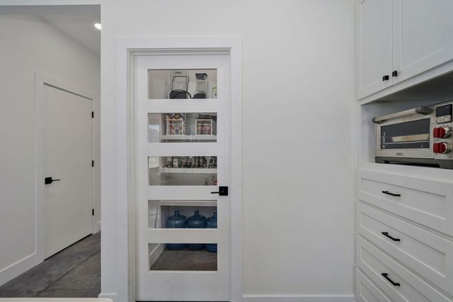 1527 N Edgemont Circle, Springfield, MO 65802