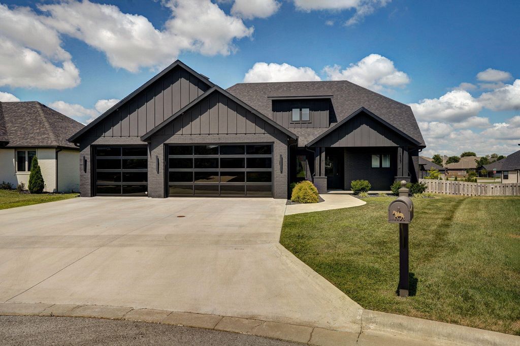 1527 N Edgemont Circle, Springfield, MO 65802