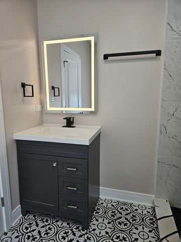 8548 S Essex Avenue, Chicago, IL 60617