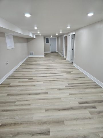 8548 S Essex Avenue, Chicago, IL 60617