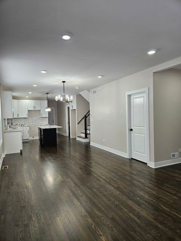 8548 S Essex Avenue, Chicago, IL 60617