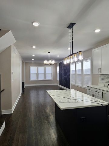 8548 S Essex Avenue, Chicago, IL 60617