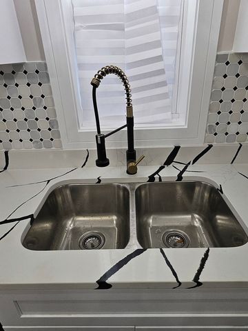 8548 S Essex Avenue, Chicago, IL 60617