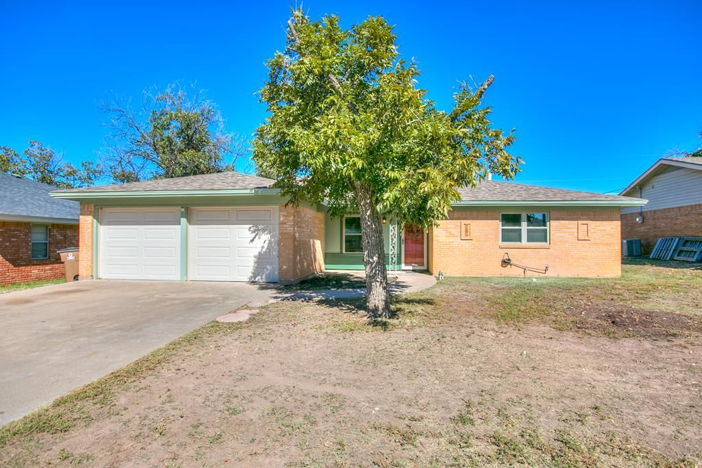 Image 1 of property listing at 122 Norwood Dr, San Angelo, TX 76903