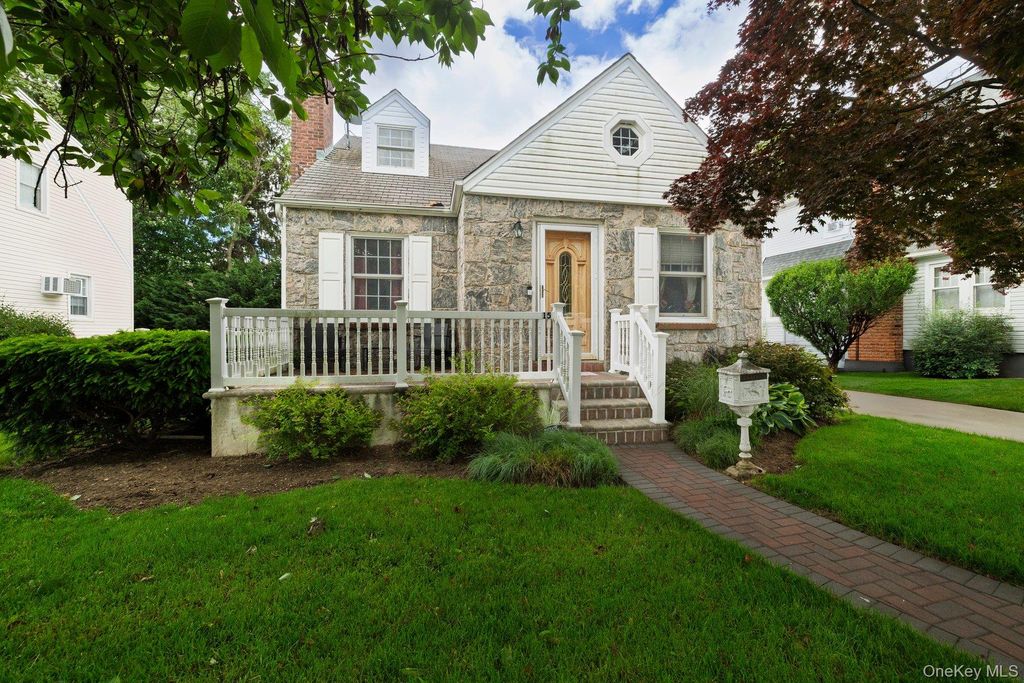 15 Horton Street, Malverne, NY 11565