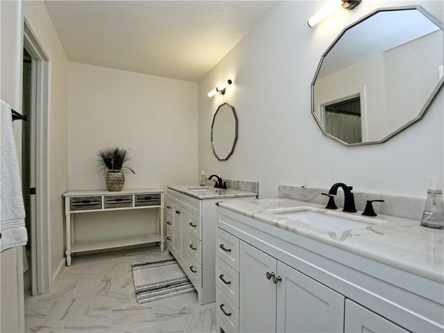 730 Vanguard ST, Lakeway, TX 78734
