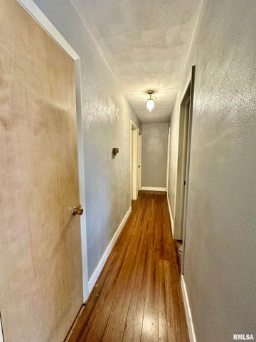 2721 N ELMCROFT Drive, Peoria, IL 61604