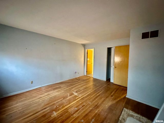 2721 N ELMCROFT Drive, Peoria, IL 61604