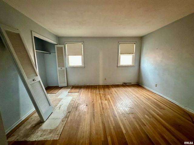 2721 N ELMCROFT Drive, Peoria, IL 61604