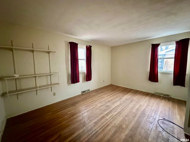 2721 N ELMCROFT Drive, Peoria, IL 61604