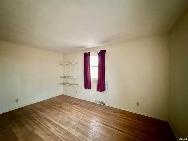 2721 N ELMCROFT Drive, Peoria, IL 61604