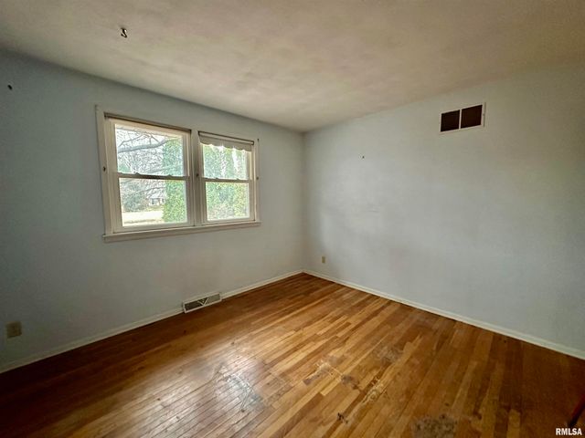 2721 N ELMCROFT Drive, Peoria, IL 61604