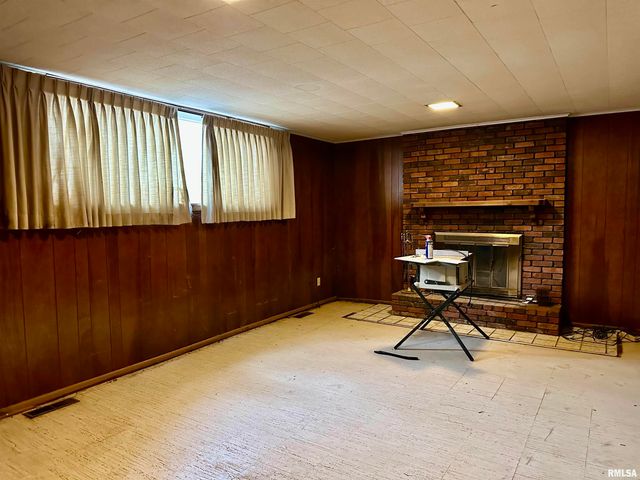 2721 N ELMCROFT Drive, Peoria, IL 61604