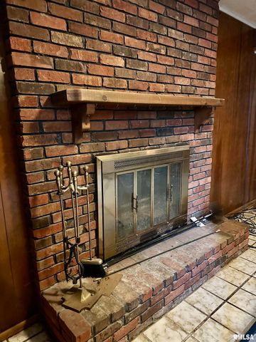 2721 N ELMCROFT Drive, Peoria, IL 61604