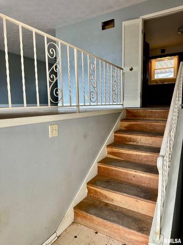 2721 N ELMCROFT Drive, Peoria, IL 61604