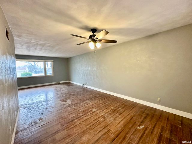 2721 N ELMCROFT Drive, Peoria, IL 61604