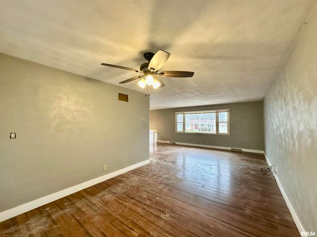 2721 N ELMCROFT Drive, Peoria, IL 61604