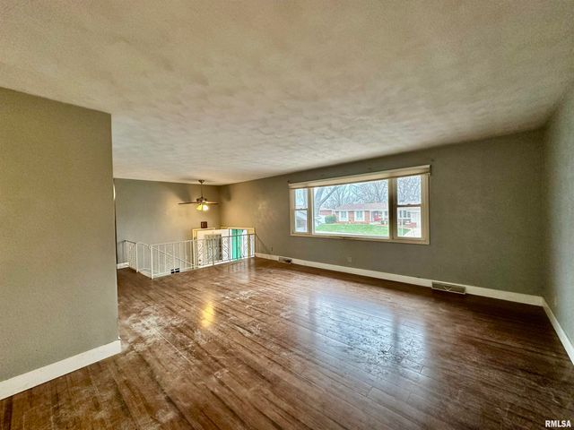 2721 N ELMCROFT Drive, Peoria, IL 61604