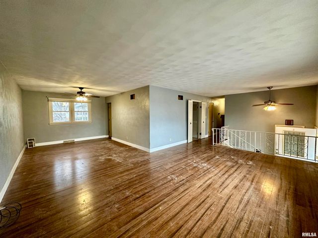 2721 N ELMCROFT Drive, Peoria, IL 61604