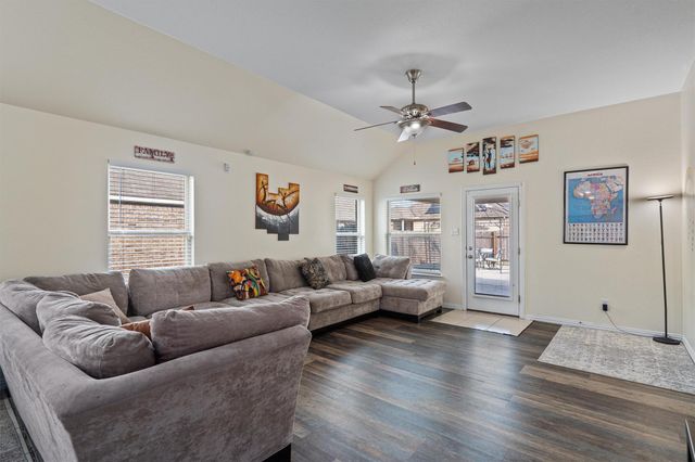 804 Farm House DR, Hutto, TX 78634