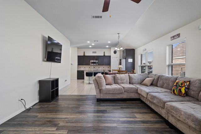 804 Farm House DR, Hutto, TX 78634