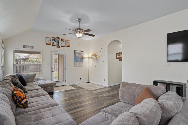 804 Farm House DR, Hutto, TX 78634