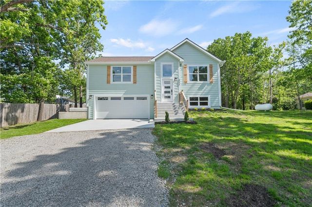 5037 Comanche Lane, Mclouth, KS 66054