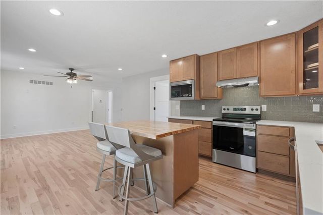 5037 Comanche Lane, Mclouth, KS 66054