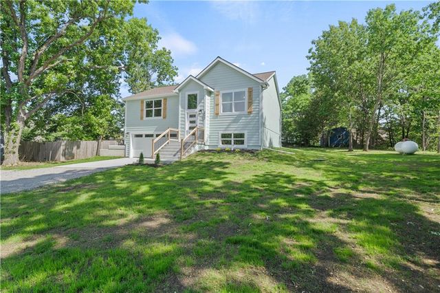 5037 Comanche Lane, Mclouth, KS 66054