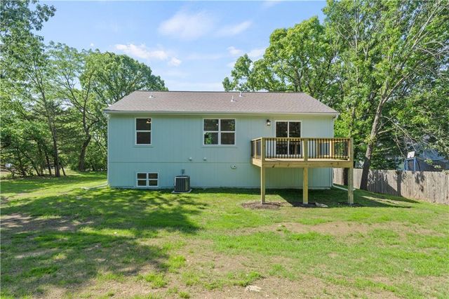 5037 Comanche Lane, Mclouth, KS 66054