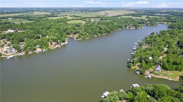 5037 Comanche Lane, Mclouth, KS 66054