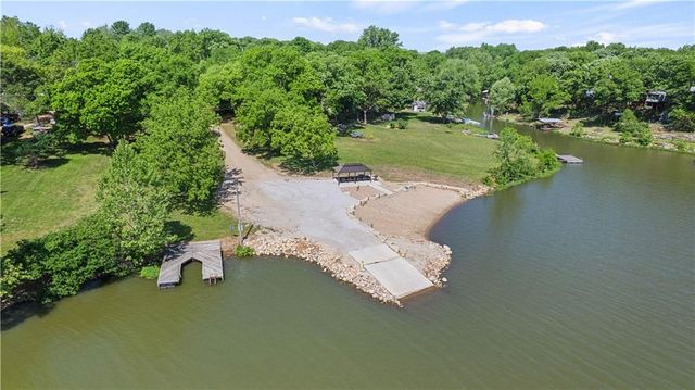 5037 Comanche Lane, Mclouth, KS 66054